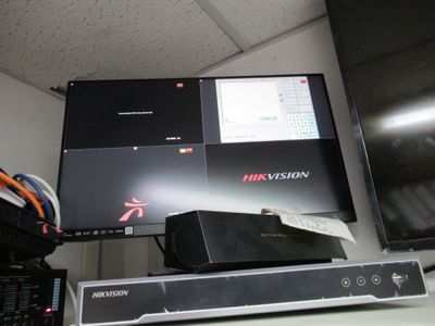 un téléviseur posé sur un bureau, à côté d'un écran d'ordinateur