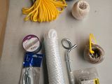 une table sur laquelle se trouvent plusieurs objets différents