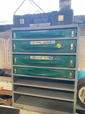 une pile de cartons posée sur un chariot métallique