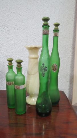 4 flacons en verre vert et un vase en onyx (recollé)