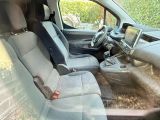 une photo de l'intérieur d'une voiture avec les sièges avant rabattus