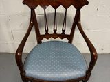 une chaise dont l'assise est bleue