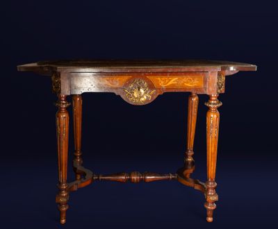 une vieille table en bois surmontée d'une tête de lion