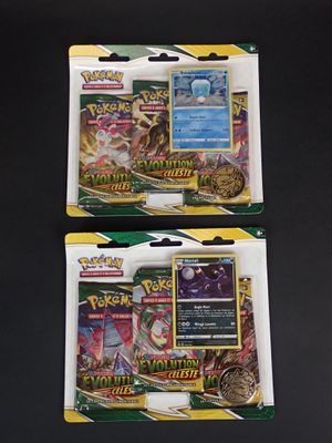 deux paquets de cartes à collectionner Pokémon sur fond noir