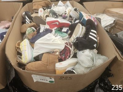 une boîte en carton remplie de chaussures et d'autres objets