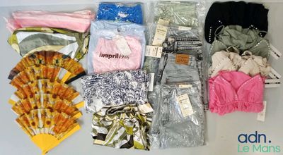 un tas de vêtements posés sur une table