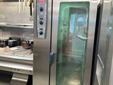 des fours en acier inoxydable dans une cuisine professionnelle disposant d'un grand plan de travail