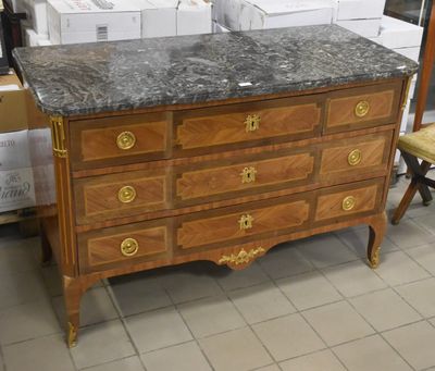 Commode à léger ressaut central en bois de placage ouvrant p…