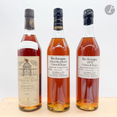 trois bouteilles de vin sont posées sur une table devant un fond blanc