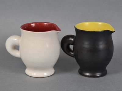 deux tasses posées l'une à côté de l'autre sur une table
