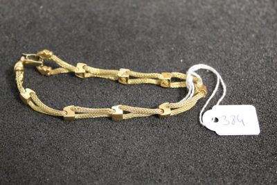 Gros plan sur un bracelet en or portant une étiquette