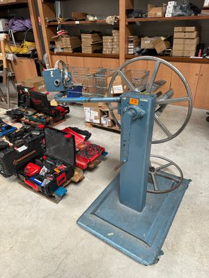 une machine placée au milieu d'une pièce