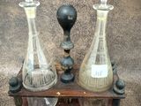 trois vases en verre posés sur un support en bois