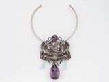 collier composé de perles d'améthorate, d'améthorate et d'améthorate