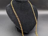 un collier à chaîne en or dans la vitrine d'un mannequin