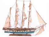une maquette en bois d'un voilier sur un support