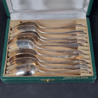 six cuillères dans une boîte verte posée sur une table