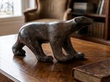 une statue d'ours polaire posée sur une table dans un salon
