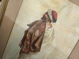 tableau encadré représentant une femme portant un chapeau rouge et un manteau marron