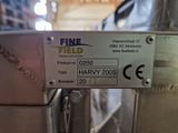 une étiquette au dos d'une machine sur laquelle est inscrit « fine field »