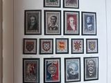 la photo d'un livre sur lequel sont apposés des timbres
