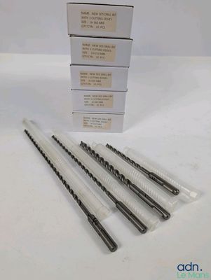 un ensemble de quatre instruments dentaires posés sur une table blanche