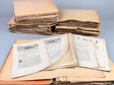 plusieurs vieux livres empilés sur une table
