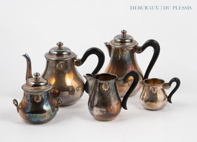 quatre pièces de service à thé et à café en argent sur fond blanc