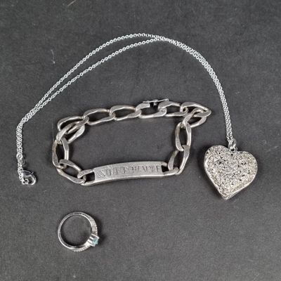 un collier, une bague et un bracelet en argent ornés d'un cœur