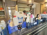 de nombreuses bouteilles de produits d'entretien sur le comptoir d'un restaurant