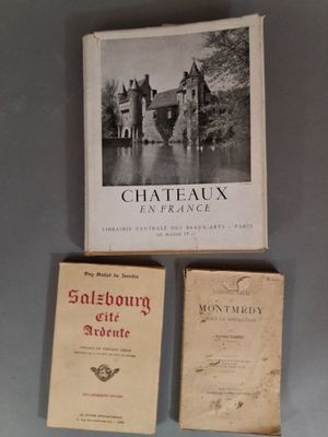 trois livres sont posés sur une table les uns à côté des autres