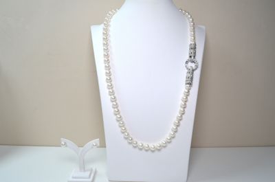 ensemble composé d'un collier et de boucles d'oreilles en perles, présenté sur un mannequin blanc