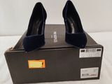 la boîte est vide et on y voit une paire de chaussures bleues