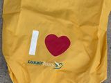 un sac jaune orné d'un cœur rouge