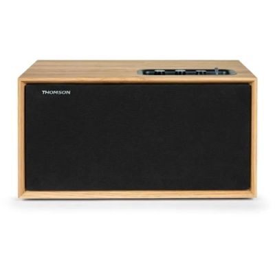 un gros plan d'une enceinte en bois sur fond blanc