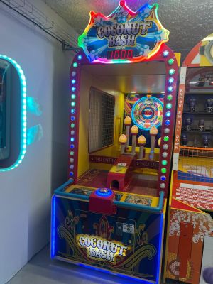 deux bornes d'arcade dans une pièce éclairée