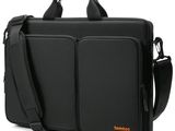 un sac d'ordinateur portable noir muni d'une poignée en bois, sur fond blanc