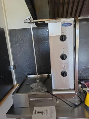 une photo d'une friteuse électrique professionnelle dans une cuisine