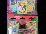 Deux paquets de cartes à collectionner Pokémon sont exposés sur un fond noir.
