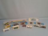 un grand nombre de trains miniatures qui se trouvent sur la table