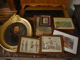 beaucoup de photos encadrées et de photos posées sur une table