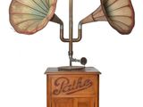 une armoire en bois sur laquelle sont posés trois gramoscopes anciens