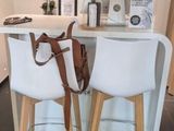 deux chaises blanches devant un bureau sur lequel se trouve un ordinateur