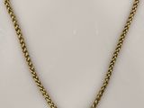 un collier à chaîne en or avec un fermoir sur fond blanc
