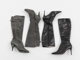 trois paires de bottes noires et une paire de bottes grises sur fond blanc