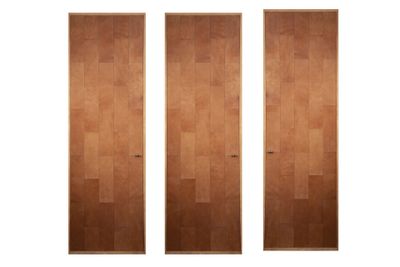 On voit trois portes en bois sur un fond blanc