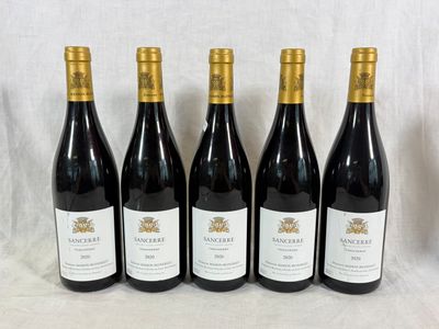 six bouteilles de vin rouge sont alignées sur une table