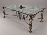 une photo d'une table en verre avec un piètement métallique et un plateau en verre