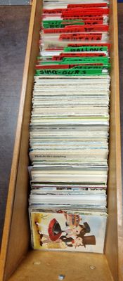 1 boîte de plusieurs centaines de cartes postales anciennes …