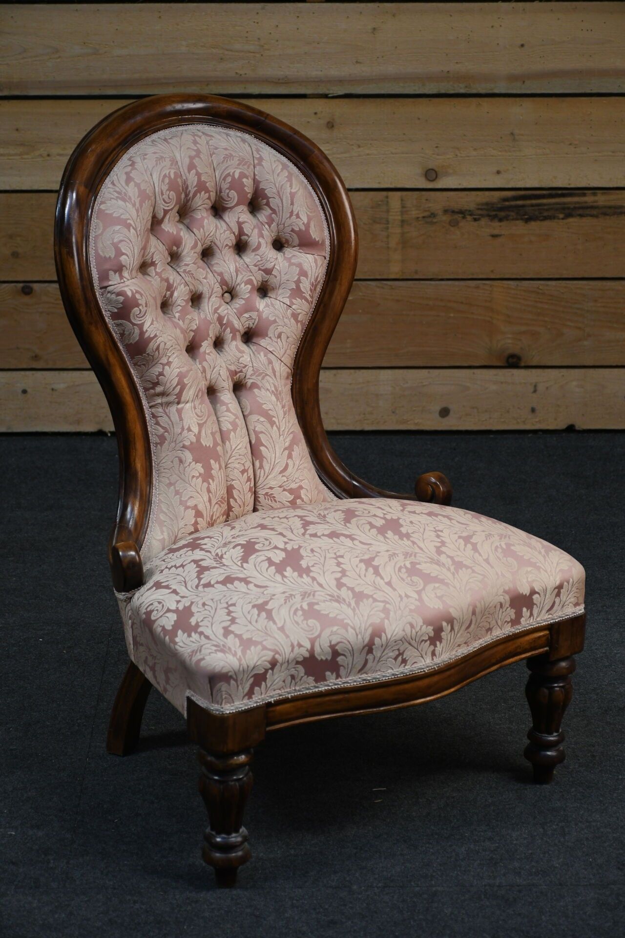 Chauffeuse en bois naturel garniture de tissu capitonné.